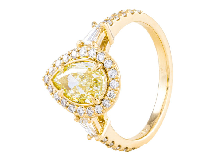 Diamond Ring - 18 KT Yellow Gold