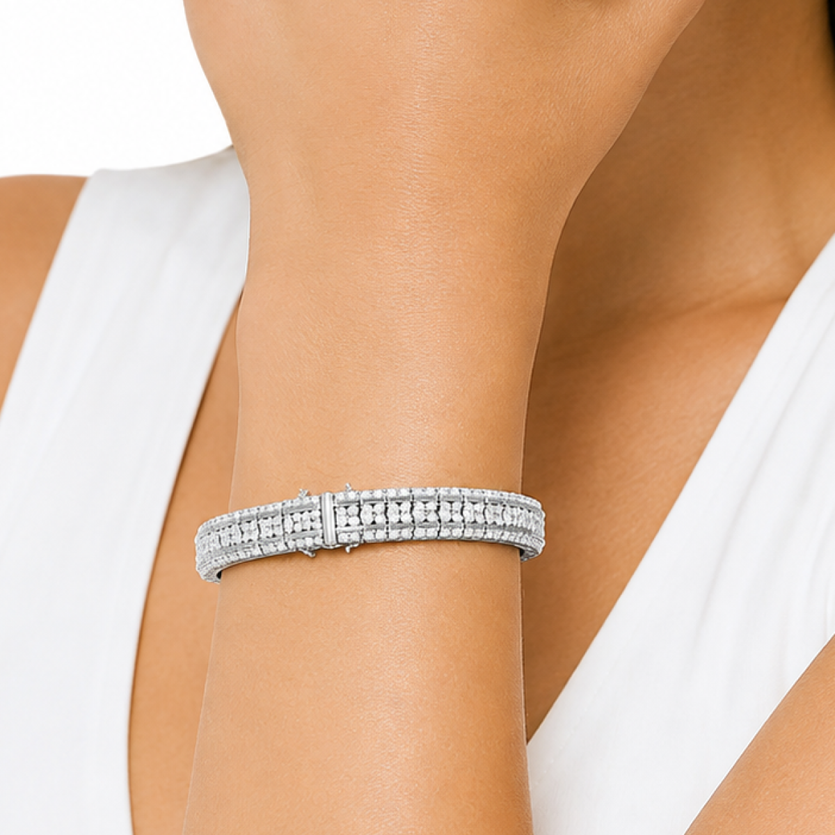 18K White Gold Diamond Bangle