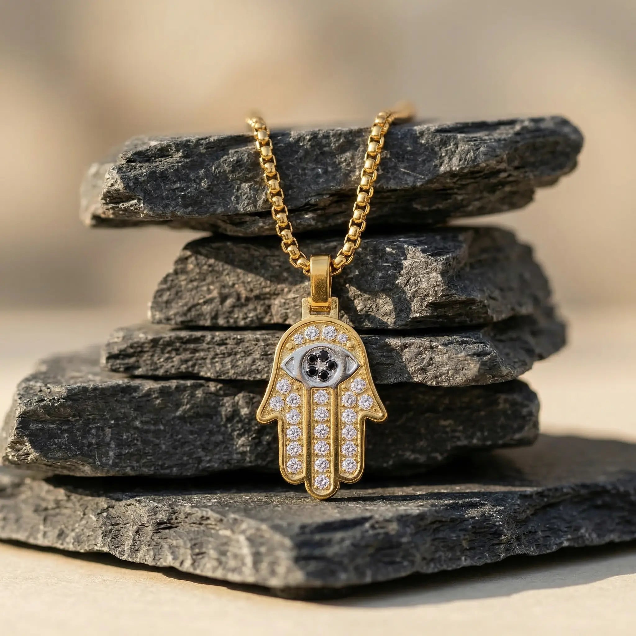 Moderne Hamsa Tag Necklace