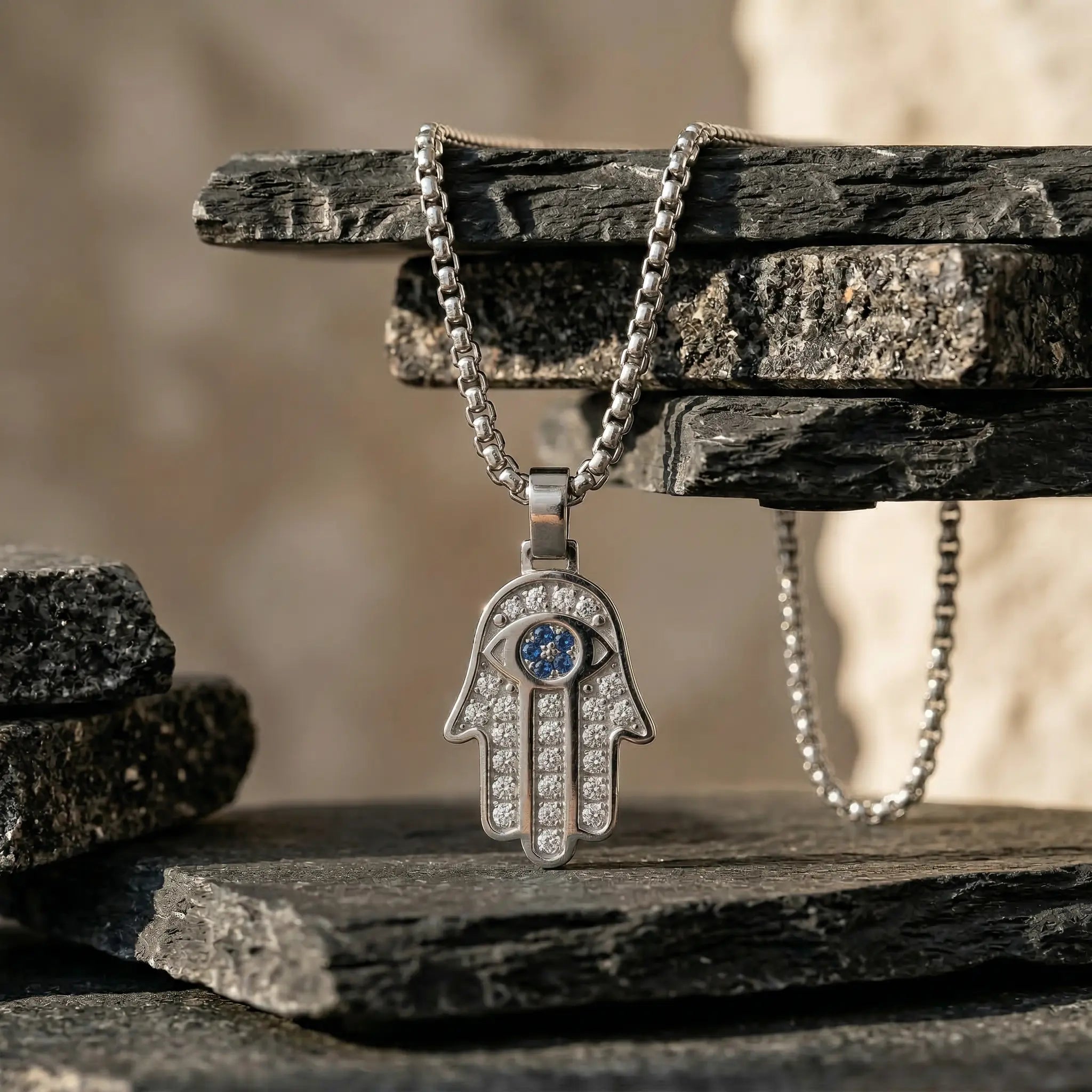 Moderne Hamsa Tag Necklace
