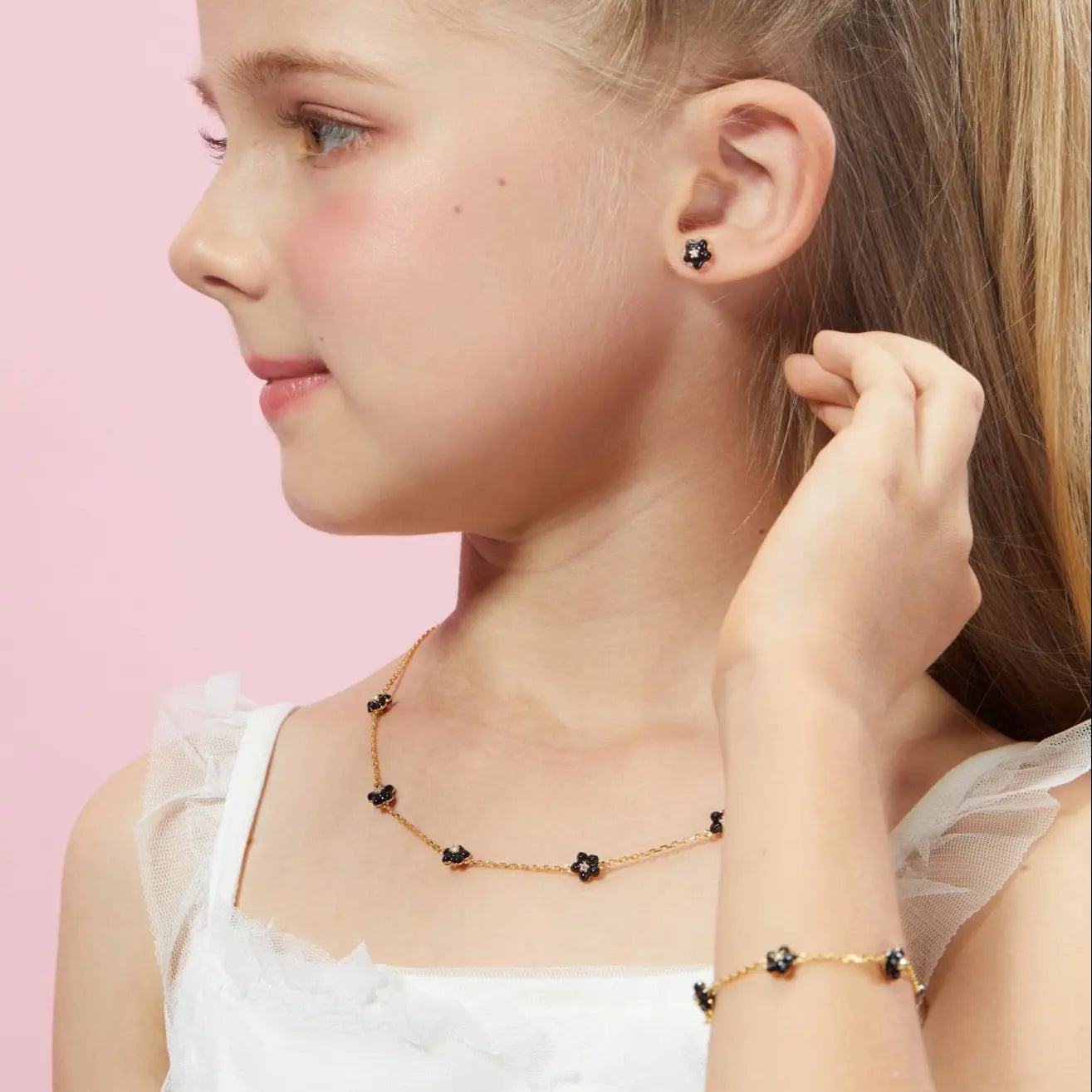 Petit Daisy Black Necklace