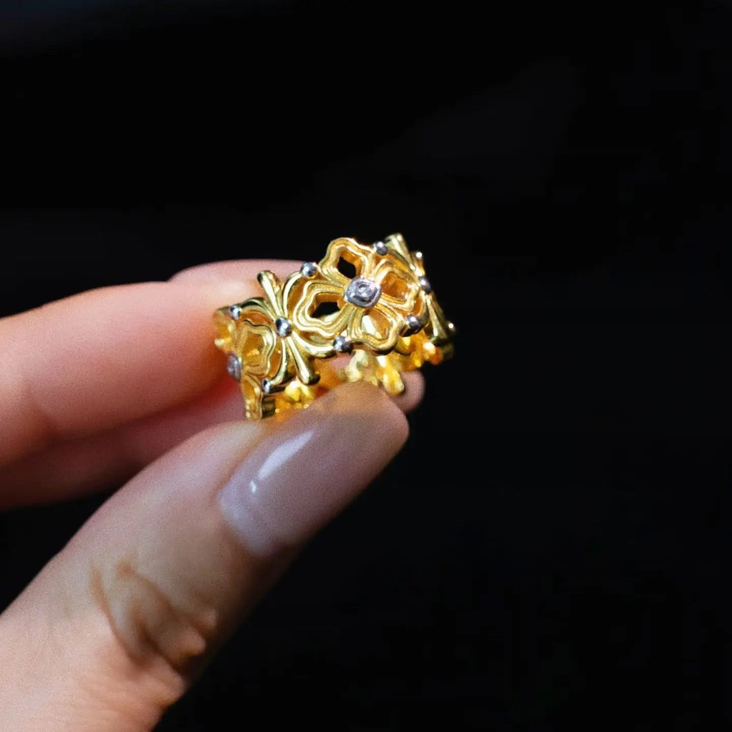 Rosette Band in Gold
