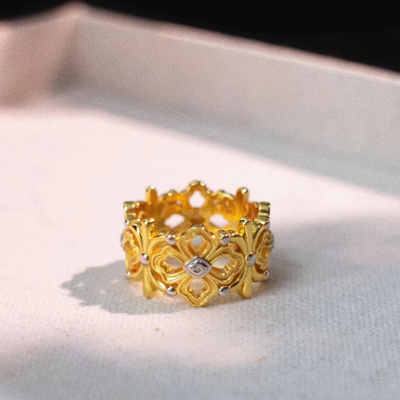 Rosette Band in Gold