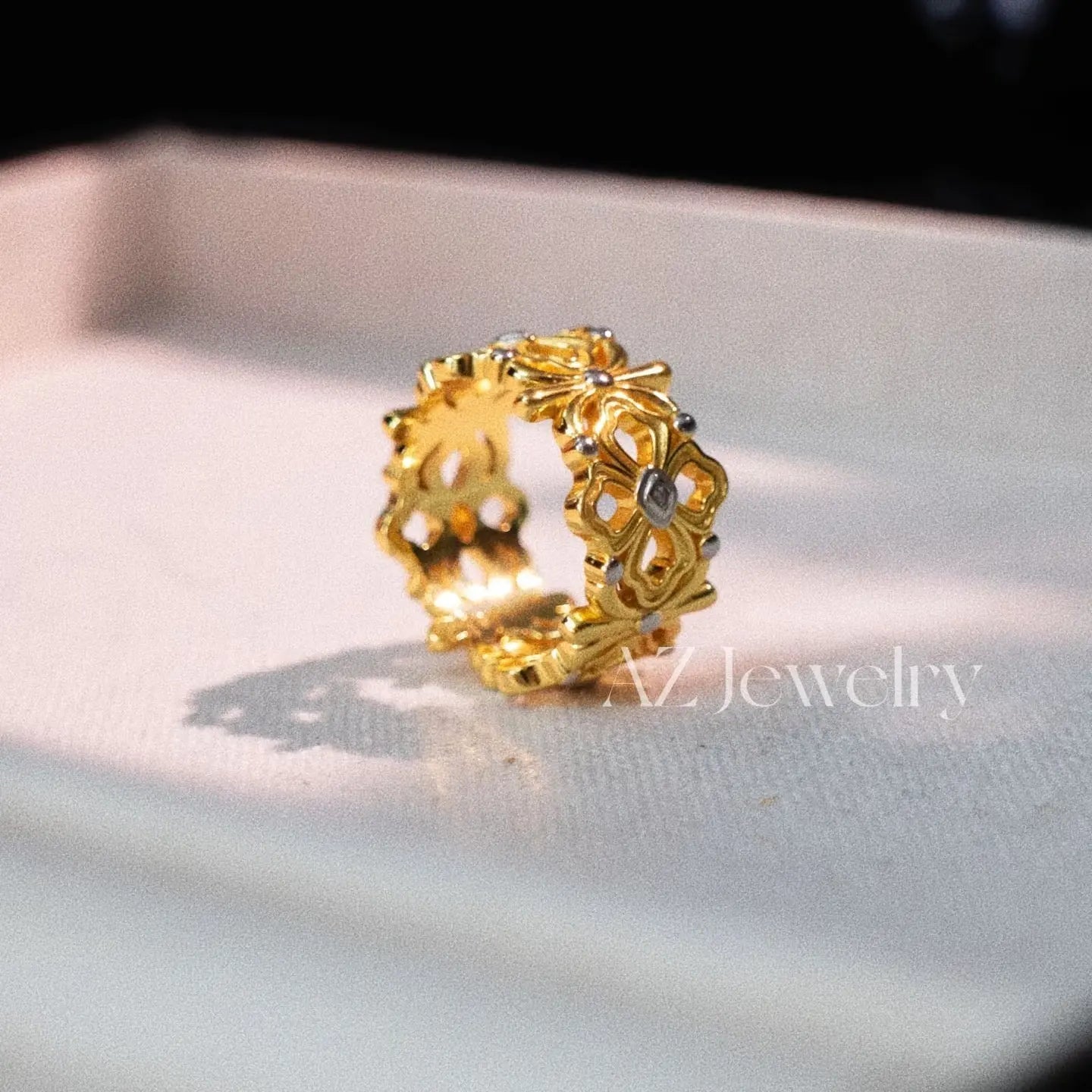 Rosette Band in Gold