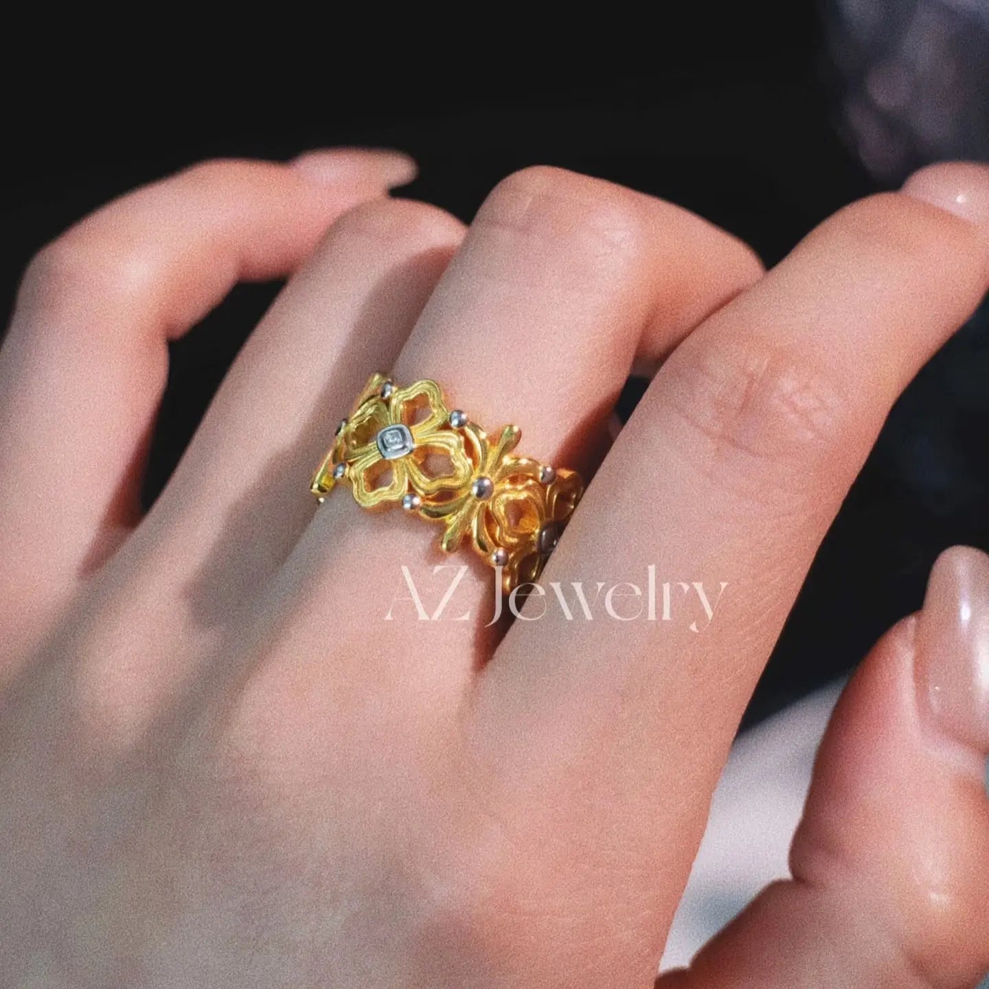 Rosette Band in Gold